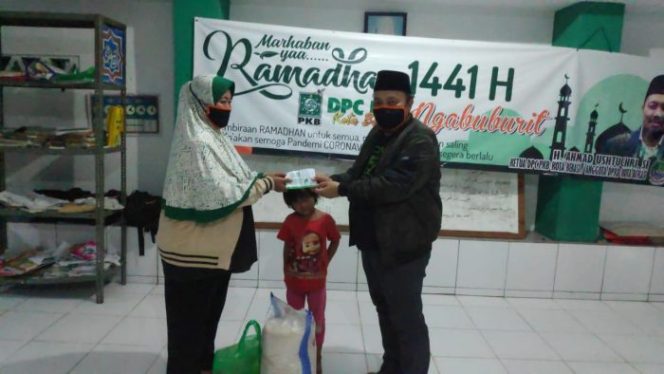 
 Posko Covid-19 PKB Bantu Warga Bekasi yang Sudah Makan Singkong