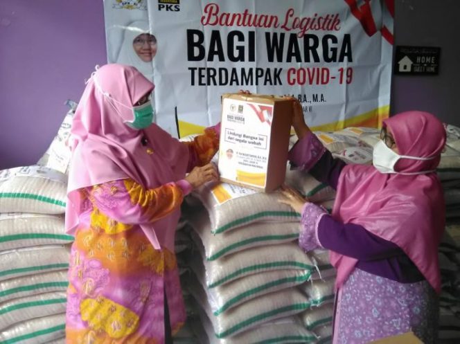 
 Nur Azizah Tamhid Distribusikan 10 Ton Beras & 1.000 Paket Sembako kepada Warga Terdampak Covid-19