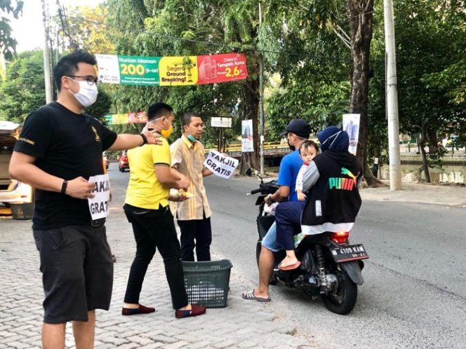 
 Anggota Dewan Partai Golkar Bagikan 1000 Masker dan Ratusan Takjil Jelang Buka Puasa