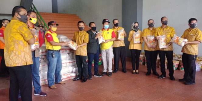 
 Fraksi Golkar Persatuan DPRD kota Bekasi Salurkan Bantuan 2.1 Ton Beras ke Gugus Tugas Covid-19