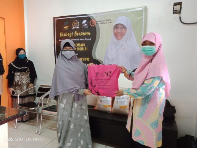 
 Peduli Tenaga Pendidik dan Jurnalis, Nur Azizah Tamhid Salurkan 500 Paket Sembako dari Kemensos RI