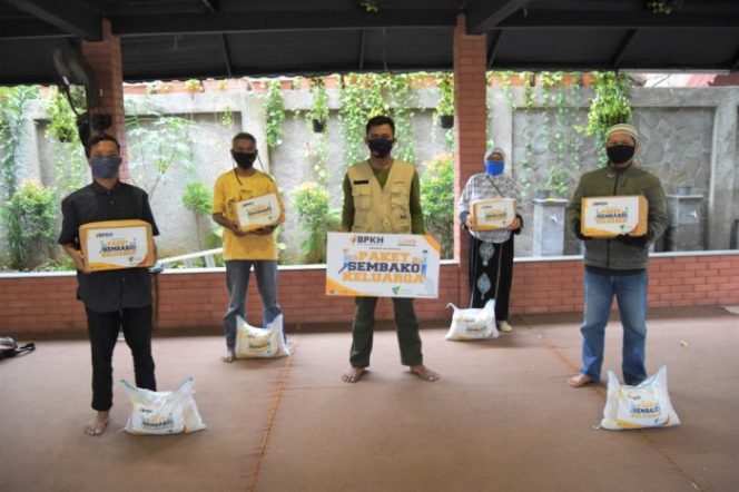 
 LAZ UCare Indonesia distribusikan bantuan BPKH dan Dompet Dhuafa, berupa 300 Paket Sembako Keluarga