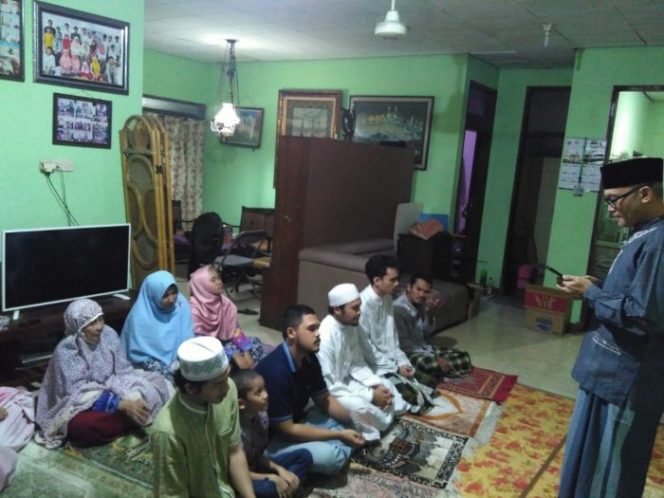 
 Berbeda dengan Wali Kota, Ketua DPRD Kota Bekasi Sholat Ied Bersama Keluarga di Rumah