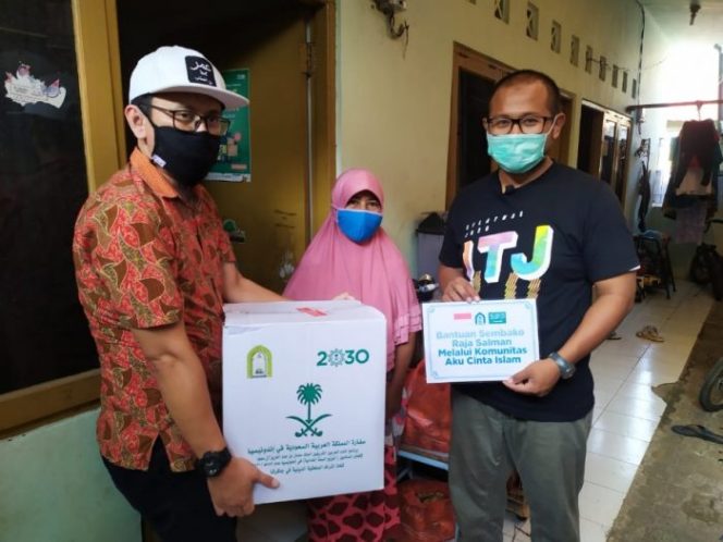 
 Warga Kampung Pulo Gede Mendapat Bantuan Paket Sembako dari Raja Salman