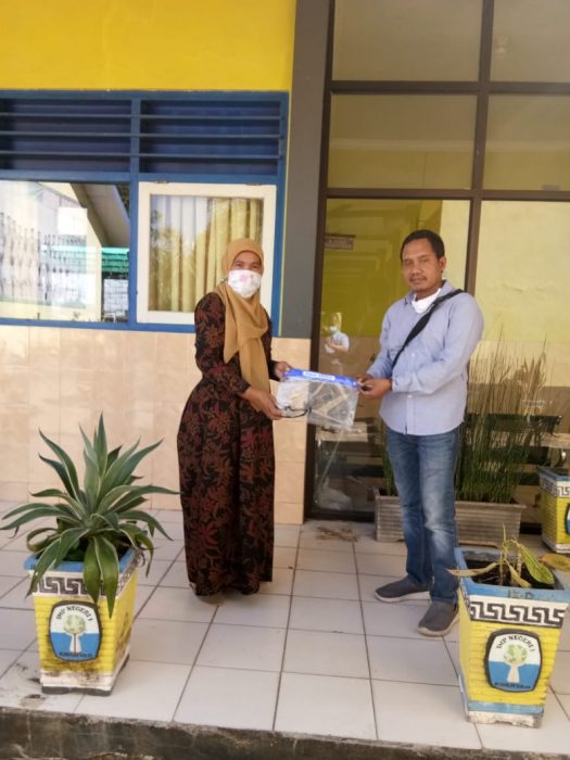 
 Bakti Alumni Kepada Sekolah Berikan APD Kepada SMP 1 Kwanyar Dalam Pencegahan Covid 19