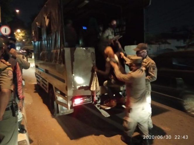 
 Satpol PP Kota Bekasi Tertibkan PSK yang Masih Beroperasi