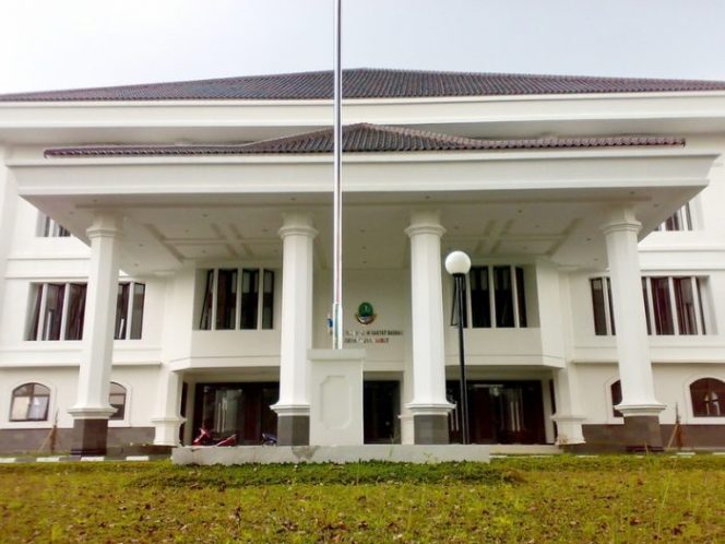
 gedung DPRD Prov. Jabar (heikaku.com)