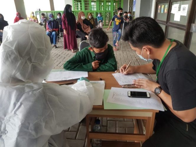 
 Jelang KBM Ratusan Santri Dan Guru Pesantren di Bekasi Ikuti Rapid Tes Massal