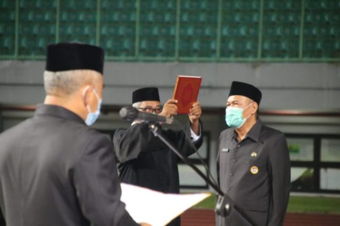 
 Wali Kota Bekasi Lantik 5 Pejabat Esselon II di Stadion Patriot Candrabhaga