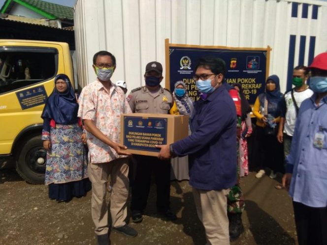 
 Program BaLaSa Salurkan Bahan Pangan Pokok Bagi Pelaku Usaha PAREKRAF Terdampak Pendemi COVID-19 di Kabupaten Bogor