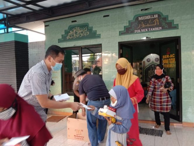 
 Polsek Tambun Berikan Santunan Yatim Piatu