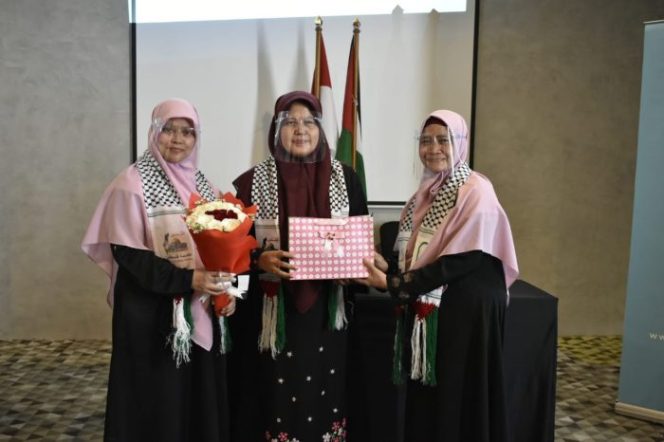 
 Resmi, Serah Terima Jabatan kepada Ketua Adara Relief yang Baru, Sri Vira Chandra : Bekerja bagi Kemanusiaan untuk Indonesia Mulia