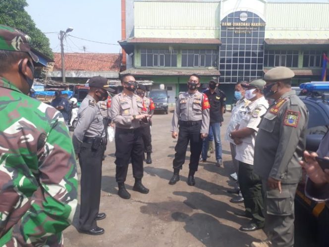 
 Polsek Cikarang Barat Kembali Lakukan Sosialiasi dan Bagi-bagi Masker di Pasar Induk Cibitung