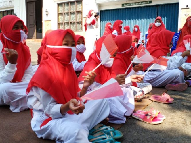 
 Peringati HUT RI Ke 75 dan Muharram, MT Khairunnisa Dan Alppind Jabar Santuni Ratusan Yatim dan Dhuafa