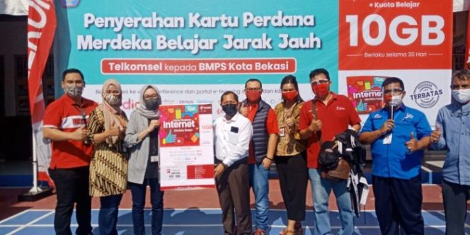 
 Penyerahan Kartu Perdana Merdeka Belajar Jarak Jauh Telkomsel Kepada BMPS Kota Bekasi
