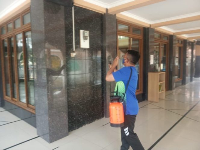 
 Cegah Covid-19 Pemuda Kampung Bulu Tambun Lakukan Penyemprotan Cairan Disinfektan