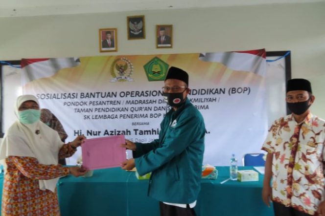 
 Nur Azizah Tamhid Serahkan Bantuan  Senilai Hampir 3 Milyar untuk Pesantren, TPQ dan MDT di Kota Bekasi dan Depok