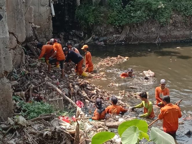 
 Kerap Sebabkan Banjir, Tumpukan Sampah di Kali Jambe Bekasi Dibersihkan