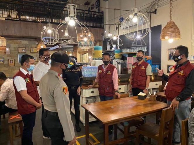
 Kedapatan tidak Terapkan Protokol Kesehatan, Kasat Narkoba Polres Metro Bekasi Ancam Tutup Tempat Kuliner