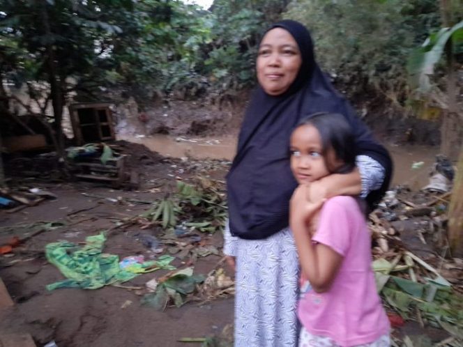 
 Sedang Masa Ujian Sekolah, Anak Korban Banjir Bandang Sukabumi Butuhkan Ponsel
