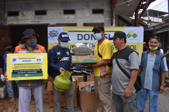 
 Al-Kausar Boarding School Sumbang 100 Paket Perlengkapan Dapur untuk Korban Banjir Sukabumi