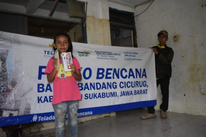 
 Salwa: Terima Kasih Handphone-nya, Akan Saya Gunakan Sebaik-baiknya