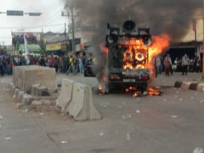 
 Mobil Buruh Terbakar di Warung Bongkok Cikarang