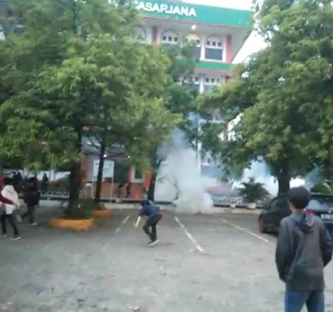 
 KAMMI Kota Bekasi Sesalkan Polisi tembakkan Gas Air Mata di Lingkungan Kampus