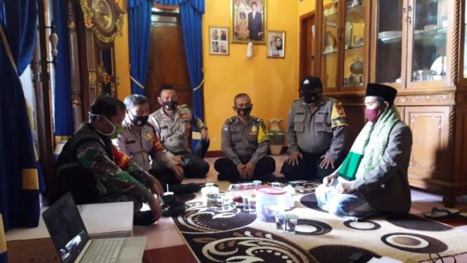 
 Peringati Hari Santri, Polsek Cibarusah Lakukan Baksos di Pesantren Al-Baqiyatussholihat