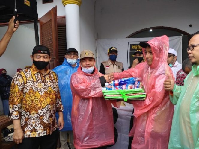 
 Presiden PKS Salurkan Bantuan kepada Korban Banjir Jatiasih
