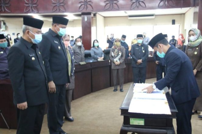 
 Sidang Paripurna Kesepakatan KUA PPAS Kepala Daerah dengan Pimpinan DPRD Kota Bekasi