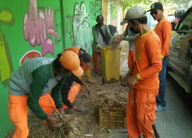 
 Tim Biawak Ubah Jalan Indoporlen Setia Mekar yang Penuh Sampah jadi Bersih