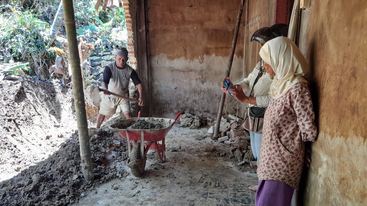 Bekasimedia Com Warga Desa Karang Mulya Butuh Alat Berat Untuk Angkut Material Longsor Gunung Paliken