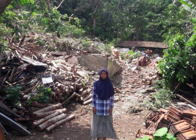 
 Rumah Teh Idoh yang hancur Diterjang Longsor