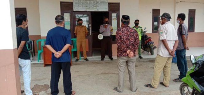 
 Jelang Pilkades, Bhabinkamtibmas Wibawamulya Cibarusah Sosialisasi Protokol Cegah Covid 19
