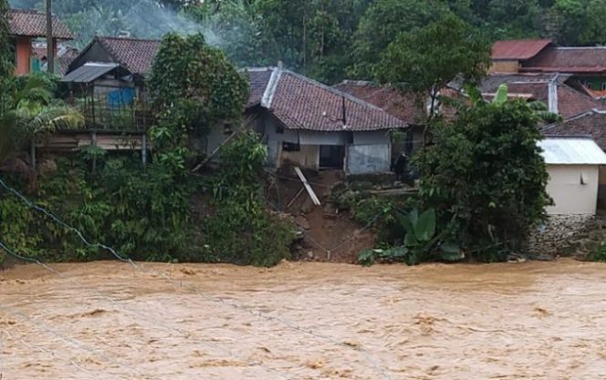 
 Diguyur Hujan 2 Hari, Dua Rumah di Bantaran Sungai Ciberang, Lebakgedong Banten Amblas