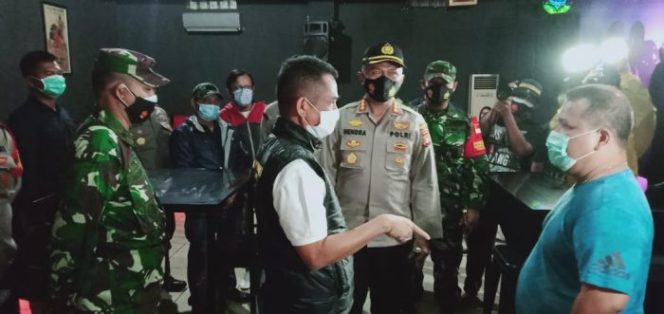 
 Polres Metro Bekasi Lakukan Patroli Skala Besar Bubarkan Kerumunan Warga