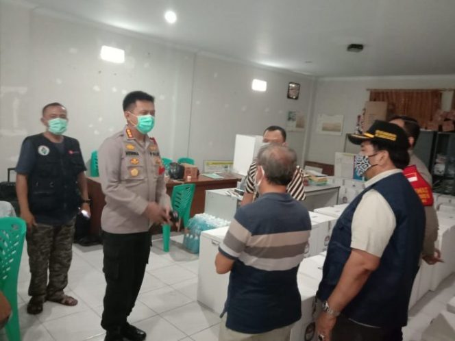 
 Kapolres Metro Bekasi Pantau Persiapan Pilakdes di Desa Mangun Jaya