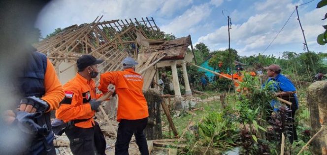 
 Relawan Jariahku Kabupaten Sukabumi Terus Membantu Korban Tanah Bergerak