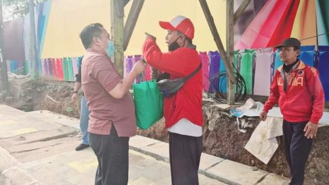 
 Legislator PPP Sambangi Pengemudi Ojek Online Salurkan Bantuan Sembako