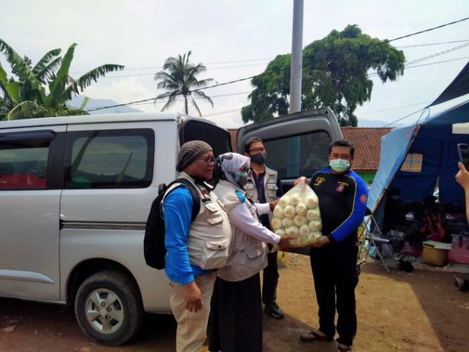 
 Respons Banjir dan Longsong Sumedang, YBM PLN Berikan Bantuan Logistik untuk 1000 Orang Terdampak