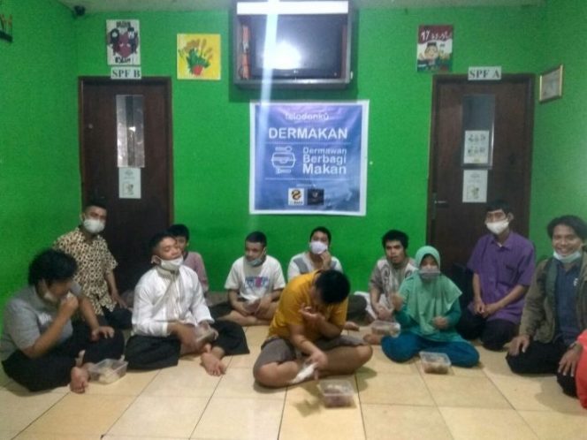 
 Teladanku Bagikan Paket Nasi untuk Anak-Anak Berkebutuhan Khusus