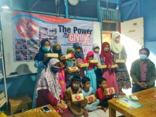 
 Teladanku Bareng Dapoer Jupiter Bagikan 100 Paket Makanan Untuk Sekolah Anak Jalanan