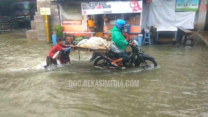 
 Jalan Nusantara Perum 3 Bekasi Langganan Banjir