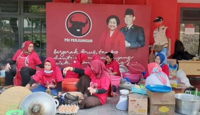 
 Dapur Umum BAGUNA Salurkan Seribu Nasi Bungkus di 4 Titik Banjir Bekasi