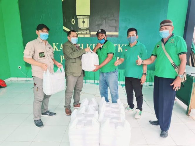 
 Peduli Banjir Bekasi, PPP Kota Bekasi Bagikan Nasi Kotak Bagi Korban