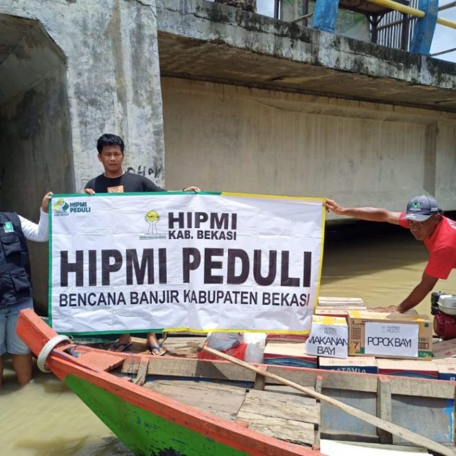 
 Gunakan Perahu Nelayan, Sekretaris HIPMI Berikan Bantuan pada Korban Terdampak Banjir