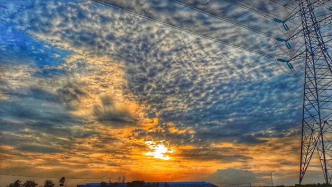 
 Awan Jenis ini Muncul di Langit Bekasi, Pertanda Apa?