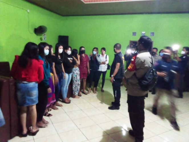 
 Tim Gugus Covid Satroni 24 THM Amankan 2 Pekerja di bawah Umur dan Satu  Mobil Box Berisi Minuman Keras