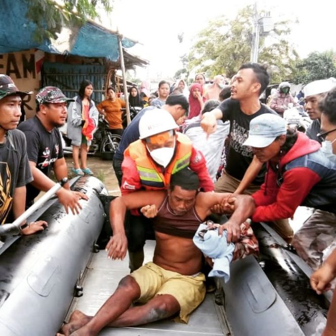 
 Tanggul Citarum Jebol, BSMI Evakuasi 300 Lebih Warga Rentan di Bekasi